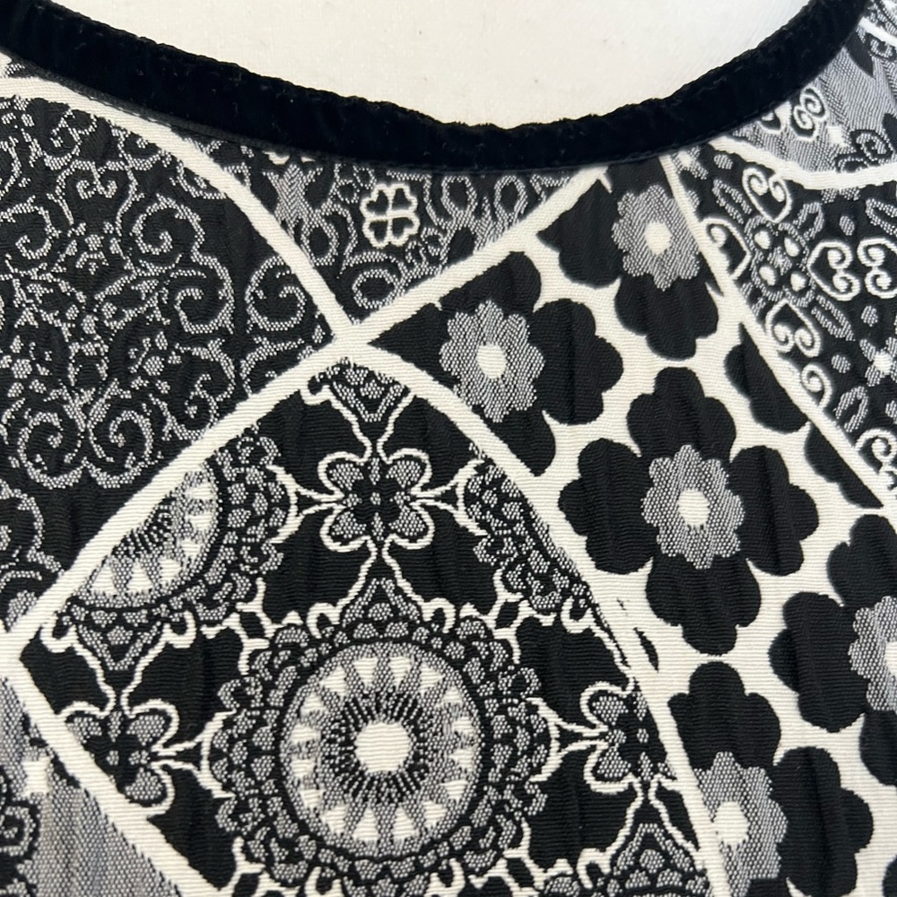 Stylish Monochrome Patterned Dress - Picture 4 of 7